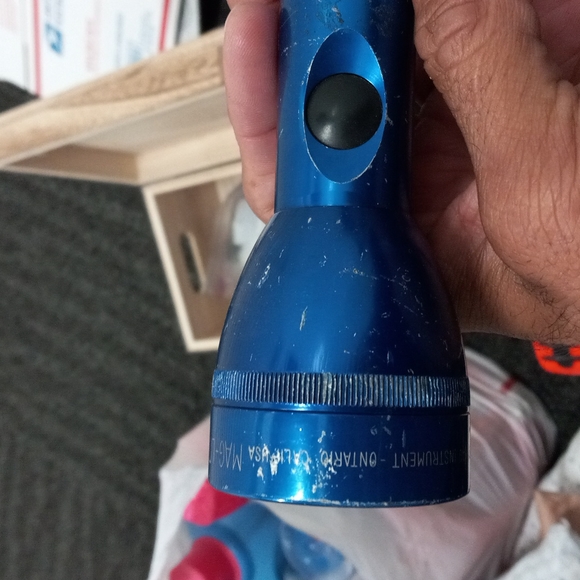 Mag lite flashlight 🔦 (just shy of 11 inches) - Picture 5 of 7